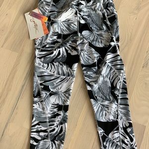 GPSCLCL Gottex Peach Skin Collection Leaf Capri Leggings